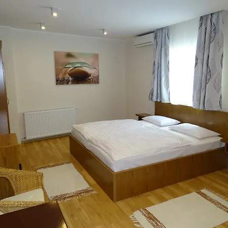 Alabárdos Panzió és Apartmanház Esztergom Extérieur photo