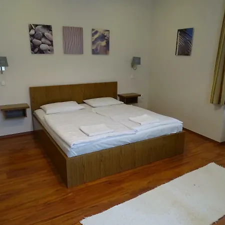 Alabárdos Panzió és Apartmanház Esztergom Extérieur photo