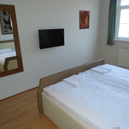 Alabárdos Panzió és Apartmanház Esztergom Extérieur photo