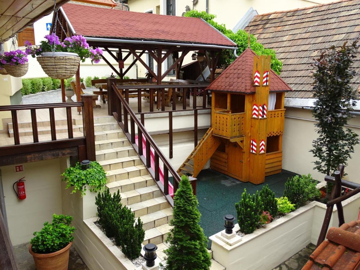 Bed & Breakfast Alabárdos Panzió és