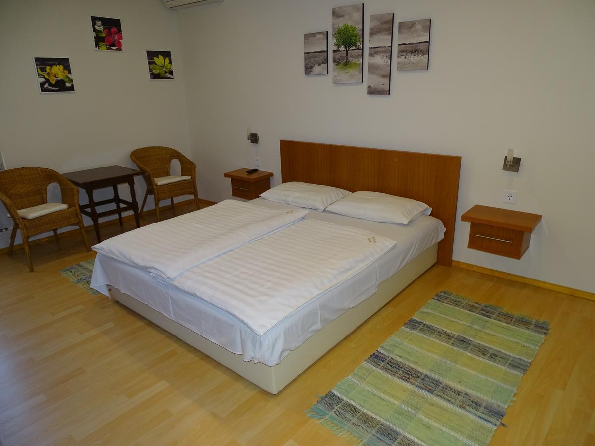 Alabárdos Panzió és Bed & Breakfast 2*